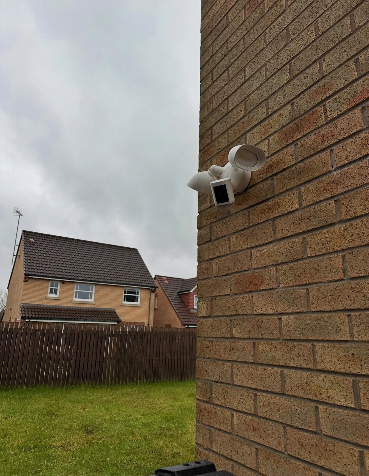 Floodlight camera